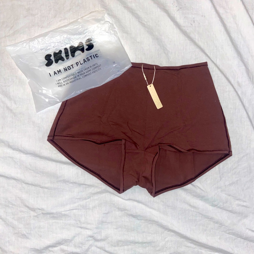 SKIMS Boy Short, 2 X, Garnet, (milk choc color) Never worn, never tried on.